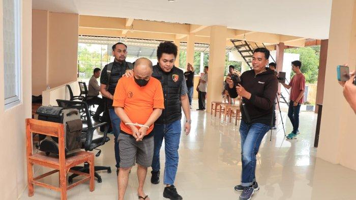 Hendra (40) passobis asal Kabupaten Sidrap, Sulsel diringkus Polres Barru setelah berhasil menipu warga Barru hingga alami kerugian ratusan juta. Saat ini pelaku ditahan di Mapolres Barru di Jl Jendral Sudirman, Kelurahan Sumpang Binangae, Kabupaten Barru, Sulsel, Rabu (23/4/2025).