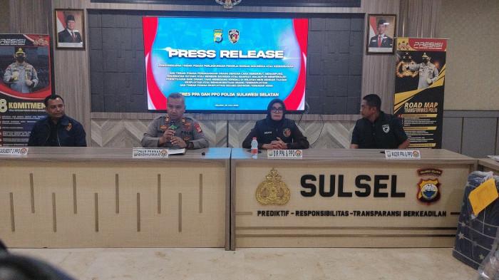 Kombes Pol Osva (ketiga dari kiri) saat konferensi pers di Mapolda Sulsel, Jl Perintis Kemerdekaan, Kecamatan Biringkanaya, Kota Makassar, Selasa (28/7/2026). Konferensi pers itu mengungkap adanya 3 anak dan 8 dewasa diduga menjadi korban perdagangan orang dengan menjadikan mereka passobis.