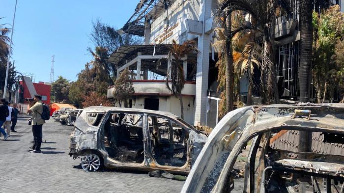 DPRD MAKASSAR - Suasana gedung DPRD Makassar Dibakar. Puluhan kendaraan roda empat hangus terbakar di DPRD Makassar, Jl AP Pettarani Makassar, Jumat (5/9/2025) sore.