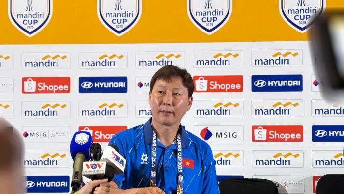 KONFERENSI PERS PIALA AFF 2025 - Pelatih Timnas Vietnam U-23, Kim Kim Sang-sik, menghadiri konferensi pers sebelum laga di Stadion Utama Gelora Bung Karno (SUGBK), Senayan, Jakarta, Selasa (15/7/2025). (Tribunnews/Alfarizy)