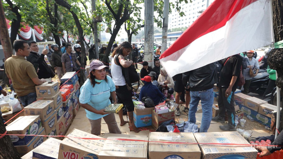AKSI MASSA - Aliansi Masyarakat Pati Bersatu (AMPB) berkumpul jelang aksi unjuk rasa di depan Gedung Parlemen, Jakarta, Senin (24/8/2026). Warga Pati dari Aliansi Masyarakat Pati Bersatu (AMPB) mendirikan posko jelang menggelar aksi di depan Gedung DPR RI, Jakarta Pusat pada 27 Agustus 2026 dengan berbagai tuntutan berupa menuntut pengesahan RUU Perampasan Aset dan penerapan hukuman mati bagi koruptor. TRIBUNNEWS/IRWAN RISMAWAN