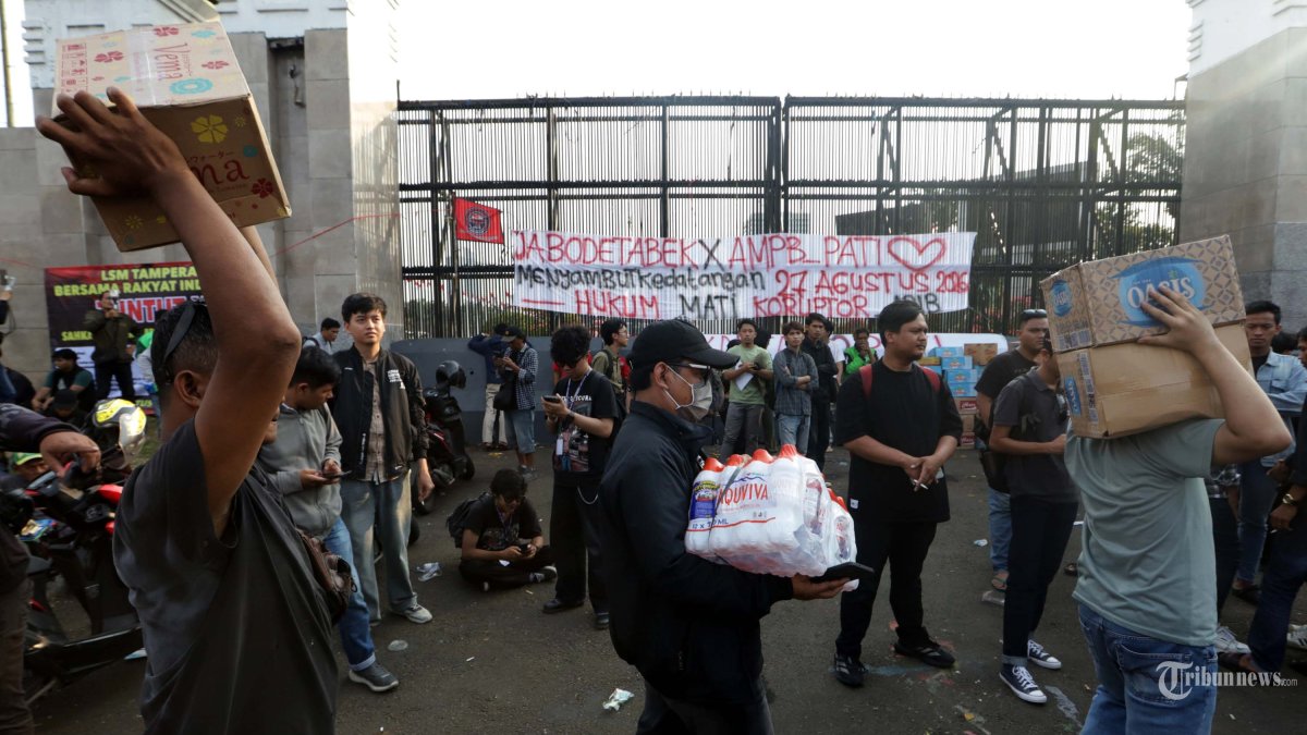 JELANG AKSI - Warga membawa kardus berisi bantuan dari warga untuk peserta aksi damai Aliansi Masyarakat Pati Bersatu (AMPB) di depan Kompleks Parlemen, Jakarta, Rabu (26/8/2026). AMPB akan menggelar aksi damai terkait pemberantasan korupsi serta pengesahan RUU Perampasan Aset di depan kompleks parlemen pada Kamis (27/8). TRIBUNNEWS/IRWAN RISMAWAN