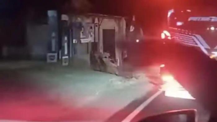 KEJAR BUS - Detik-detik mobil kejar bus pariwisata yang melaju di Jalan Raya Pangandaran-Kalipucang setelah seorang bayi terlempar dari bus, Minggu (23/8/2026) malam.