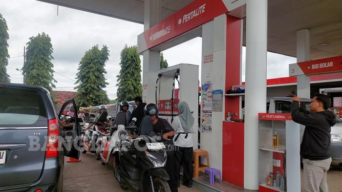 ANTREAN DI SPBU - Sejumlah pengendara mengantre untuk mengisi BBM jenis Pertalite di SPBU 24.331.71 Desa Gadung, Jumat (24/4/2026). Di tengah eskalasi politik dunia dipastikan pasokan BBM di Kota Toboali tetap aman.