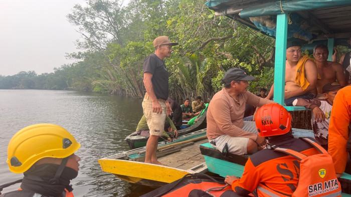 WARGA DITERKAM BUAYA - Tim SAR gabungan bersama warga saat melakukan pencarian terhadap Mursal (57), warga Dusun Sumbermas Baru, Desa Mas Bangun, Kecamatan Teluk Batang, Kabupaten Kayong Utara, yang dilaporkan hilang diduga diterkam buaya saat memancing di perairan Guntung Karawang, Kabupaten Kubu Raya, Rabu 26 Agustus 2026.