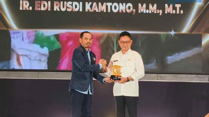 PROFIL EDI KAMTONO - Pimpinan Redaksi Tribun Pontianak, Safruddin (kiri) saat memberikan penghargaan kepada Wali Kota Pontianak, Edi Rusdi Kamtono (kanan) di Lotus 1 Ballroom Novotel Pontianak, Rabu 26 Agustus 2026. Profil Edi Rusdi Kamtono menarik untuk disimak.
