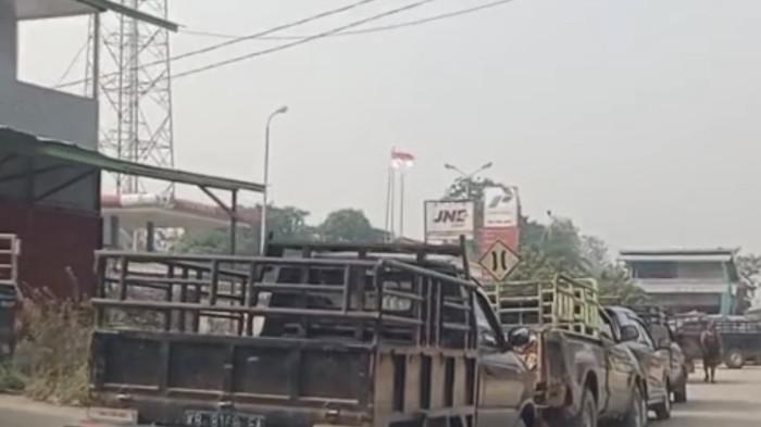 BBM MAHAL SINTANG - Antrean kendaraan di SPBU Nanga Mau Kecamatan Kayan Hilir, Kabupaten Sintang, Kalimantan Barat pada Rabu 26 Agustus 2026 mulai dikeluhkan masyarakat. Harga BBM Pertalite di kios eceran di Nanga Mau mencapai Rp25 ribu per liter.