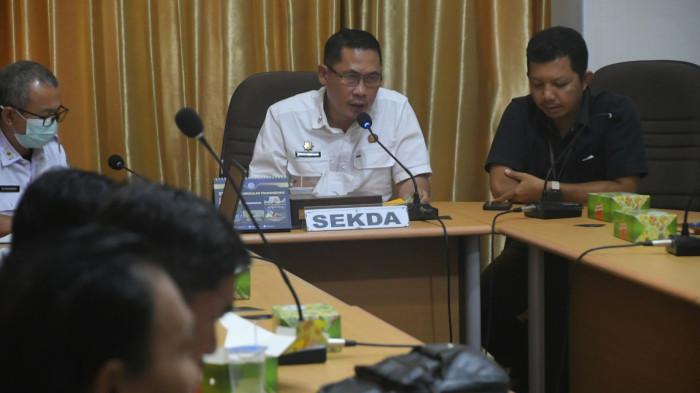 LISDES 2026 - Sekretaris Daerah Kabupaten Kayong Utara, Erwin Sudrajat, memimpin rapat koordinasi rencana pembangunan Listrik Desa (Lisdes) melalui APBN 2026 di Ruang Rapat Bupati Kayong Utara, Sukadana, Rabu 26 Agustus 2026. Rapat tersebut membahas persiapan pembangunan Lisdes yang menyasar lima desa di Kabupaten Kayong Utara.