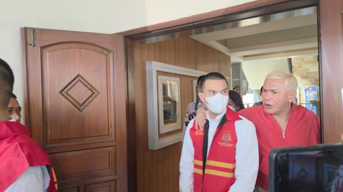 SIDANG JONATHAN FRIZZY - Jonathan Frizzy saat menjalani sidang dakwaan di Pengadilan Negeri Tangerang, Rabu (6/8/2025). Ijonk akrab disapa didakwa Langgar Undang-Undang Kesehatan. (Tribunnews.com/Fauzi Alamsyah).