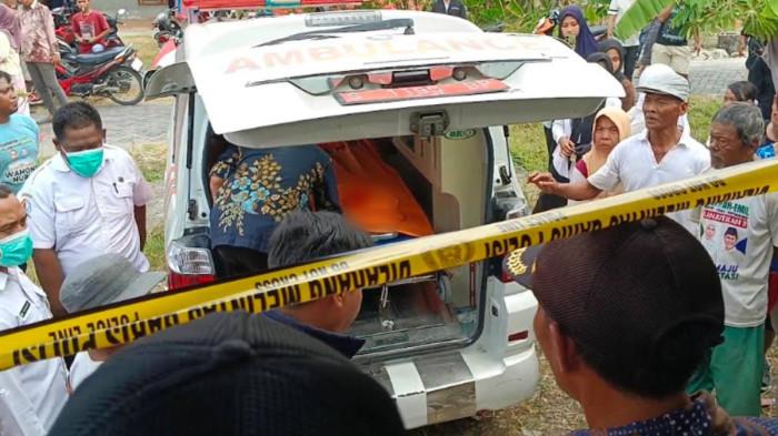 PENGANIAYAAN - Satreskrim Polres Bojonegoro saat mengevakuasi korban penganiayaan hingga tewas di Desa Bungur Kecamatan Kanor Kabupaten Bojonegoro, Jawa Timur, Rabu (26/8/2026). Korban diketahui bernama Supatmi (65) diduga dianiaya anak kandungnya bernama Mhafud (30)