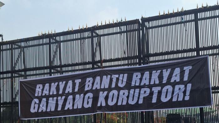 DEMO 27 AGUSTUS - Koordinator Aliansi Masyarakat Pati Bersatu (AMPB) Supriyono alias Botok menegaskan aksi yang akan digelar di depan Gedung DPR RI pada 27 Agustus 2026 merupakan gerakan organik dan tidak didanai pihak mana pun. Keterangan itu disampaikan di depan Gedung DPR, Jakarta Pusat, Senin (24/8/2026). (Tribunnews/Reynas)
