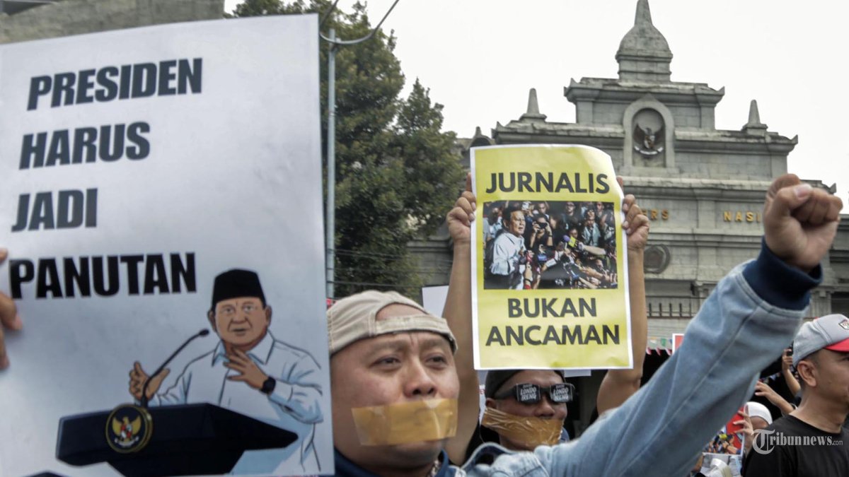 Sejumlah jurnalis/wartawan dan lembaga pers mahasiswa (LPM) di Soloraya menggelar aksi damai mengecam intimidasi jurnalis/wartawan melalui pelabelan ‘londo ireng’ di Bundara Monumen Pers, Solo, Selasa (28/7/2026) pagi. Aksi tersebut menuntut Presiden Republik Indonesia, Prabowo Subianto meminta maaf atas pernyataannya yang mengaitkan profesi jurnalis/wartawan dengan istilah ‘londo ireng’. TRIBUNNEWS/Muhammad Nursina