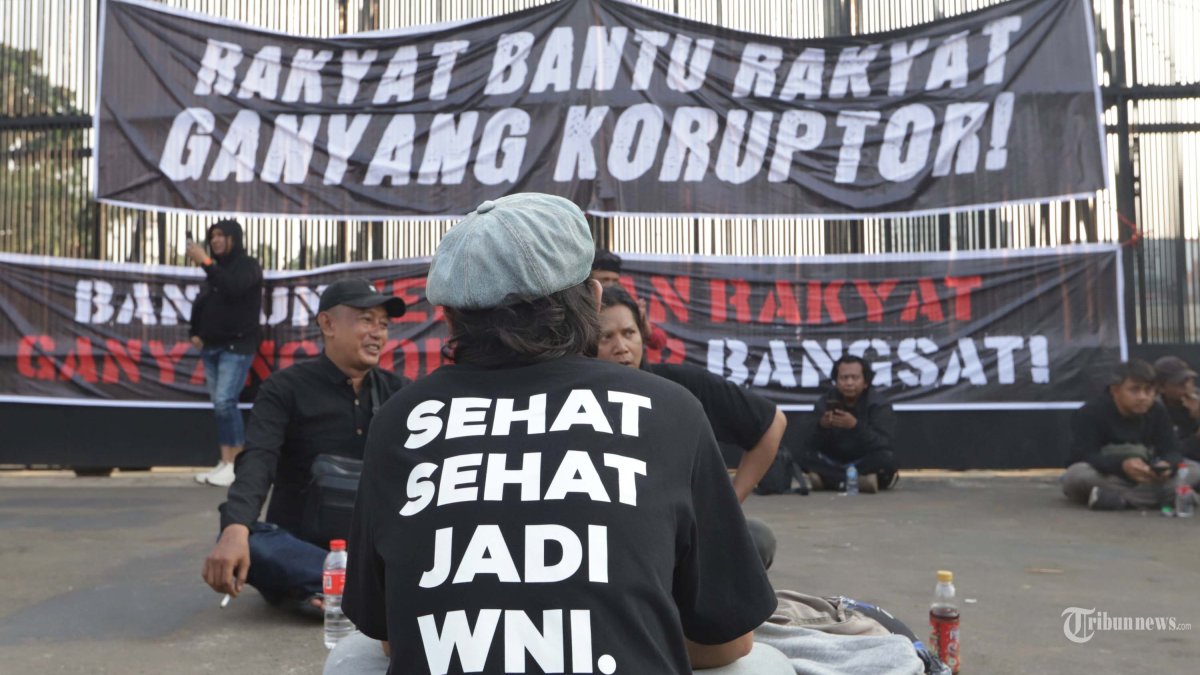 JELANG AKSI - Massa Aliansi Masyarakat Pati Bersatu (AMPB) berada di depan Kompleks Parlemen, Jakarta, Rabu (26/8/2026). AMPB akan menggelar aksi damai terkait pemberantasan korupsi serta pengesahan RUU Perampasan Aset di depan kompleks parlemen pada Kamis (27/8). TRIBUNNEWS/IRWAN RISMAWAN