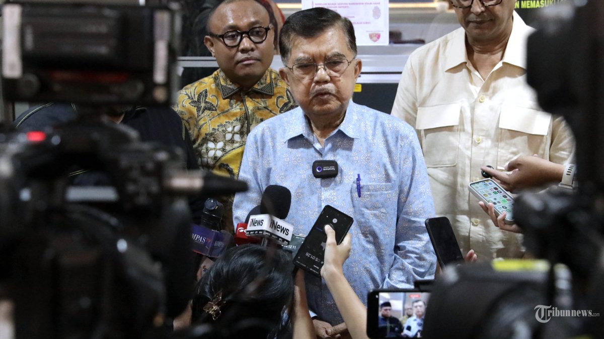 JUSUF KALLA - Wakil Presiden RI ke-10 dan ke-12 Jusuf Kalla usai melaporkan dugaan pencemaran nama baik di Bareskrim Polri, Jakarta, Rabu (8/4/2026). Jusuf Kalla melaporkan kasus dugaan pencemaran nama baik dan penyebaran berita hoaks terhadap ahli digital forensik Rismon Sianipar karena menuding dirinya menggelontorkan dana Rp5 miliar dalam isu dugaan ijazah palsu Presiden Joko Widodo melalui platform YouTube. TRIBUNNEWS/IRWAN RISMAWAN