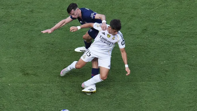 Duel Fabian Ruiz dan Arda Guler dalam laga PSG vs Real Madrid di semifinal Piala Dunia Antarklub 2025, Kamis (10/7/2025). (AP Photo/Pamela Smith)