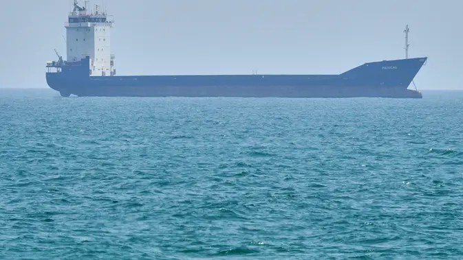 Sebuah kapal tanker berlabuh di Selat Hormuz di lepas pantai Pulau Qeshm, Iran, Sabtu, 18 April 2026. (AP Photo/Asghar Besharati)