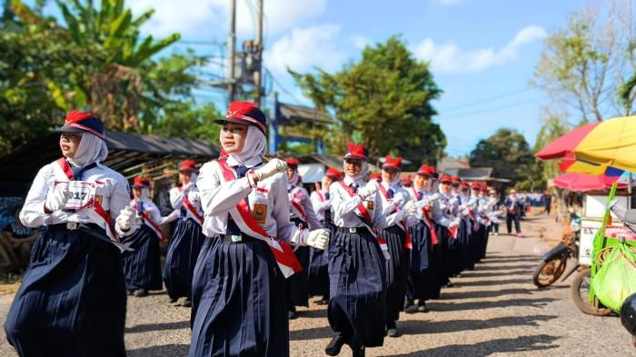 PAWAI DI BANGKA SELATAN - Sejumlah peserta pawai baris indah ketika menunggu giliran untuk tampil di sepanjang Jalan Jenderal Sudirman Toboali, Rabu (26/8/2026). Total 100 peserta ikut berpartisipasi dalam kegiatan tersebut.  