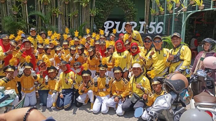 Peserta pawai dari SDN 24 mengenakan kostrum drumband serba kuning
