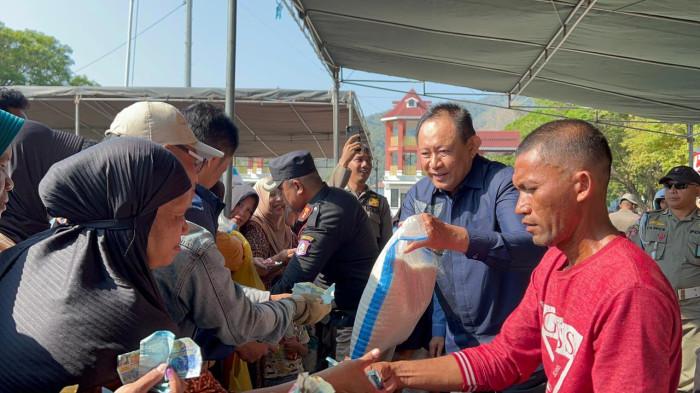 Gubernur Gorontalo, Gusnar Ismail, saat memberikan beras yang dibeli warga