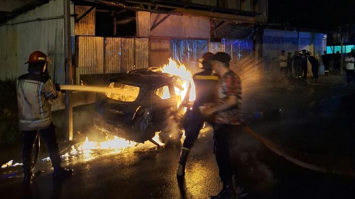 MOBIL TERBAKAR - Petugas Damkar Mamuju padamkan mobil terbakar di Jl Gatot Subroto, Simbuang, Mamuju, Sulbar, Rabu (27/8/2026) dini hari.