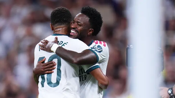 Pemain Real Madrid Kylian Mbappe dan Vinicius Junior merayakan gol dalam laga La Liga Spanyol antara Real Madrid vs Real Sociedad di Madrid, Spanyol, Rabu, 26 Agustus 2026. (AP Photo/Manu Fernandez)