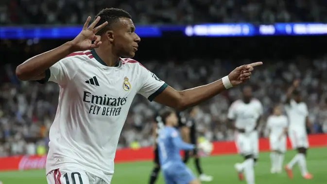 Penyerang Real Madrid, Kylian Mbappe, mencetak hattrick ke gawang Real Sociedad dalam laga tunda jornada pertama La Liga Spanyol 2026/2027 di Santiago Bernabeu, Kamis (27/8/2026) dini hari WIB. (Thomas COEX / AFP)