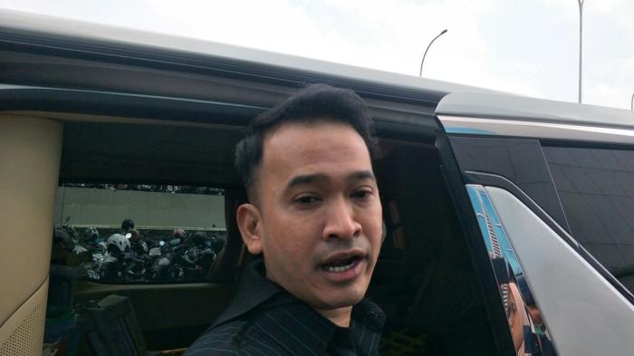 LAPORKAN PROVOKATOR -- Presenter Ruben Onsu saat ditemui di kawasan Tendean, Jakarta Selatan, Jumat (6/3/2020). Ruben Onsu mengambil langkah hukum tegas terhadap oknum yang memprovokasi isu kasus penipuan bisnisnya di media sosial. Di tengah gugatan hak asuh anak melawan Sarwendah, Ruben menemukan satu pelaku berdomisili di Jakarta yang sengaja memakai banyak akun untuk menyudutkannya.