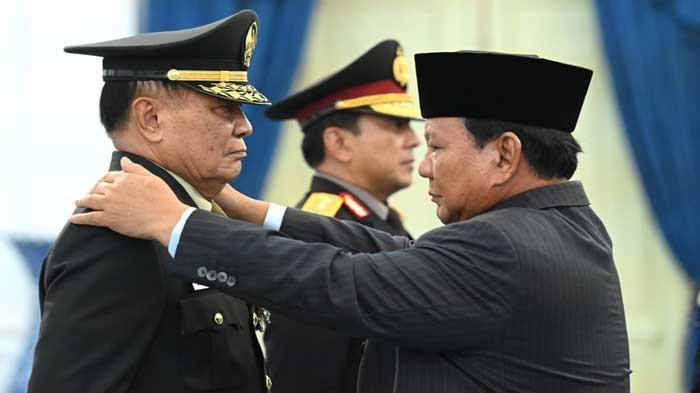 PELANTIKAN DJAMARI CHANIAGO - residen Prabowo Subianto menganugerahkan pangkat istimewa Jenderal TNI Kehormatan kepada Djamari Chaniago, Menko Polkam di Ruang Kredensial, Istana Merdeka, Jakarta Pusat, Rabu (17/9/2025).