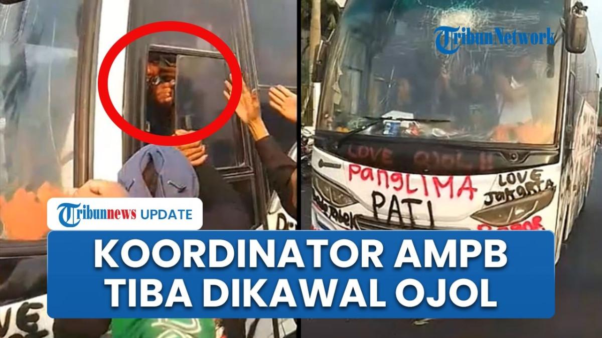 DEMO JAKARTA - Koordinator AMPB, Botok, tiba di kawasan gedung DPR Senayan dalam rangka aksi demo yang akan berlangsung hari ini, Kamis (27/8/2026)