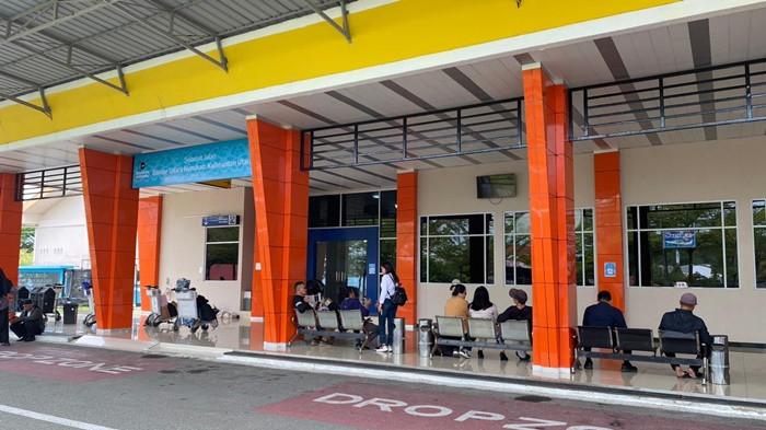 JADWAL PESAWAT PERINTIS - Tampak calon penumpang menunggu jadwal keberangkatan pesawat perintis di ruang tunggu Bandar Udara Nunukan belum lama ini. Selain jadwal pesawat perintis, TribunKaltara.com sajikan juga update harga tiket penerbangan dari Nunukan ke Long Bawan. (TribunKaltara.com/Fatimah Majid) 