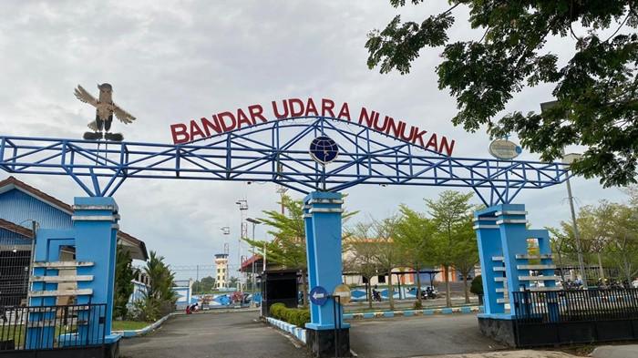 JADWAL PESAWAT PERINTIS - Tampak gerbang masuk ke Bandar Udara Nunukan, yang terletak di Jalan Arief Rahman Hakim No 15, Kecamatan Nunukan, Kabupaten Nunukan, Kalimantan Utara ( Kaltara ), saat diabadikan Senin (23/2/2026). Berikut ini jadwal penerbangan pesawat perintis untuk rute Nunukan -  Long Bawan, Long Bawan - Nunukan serta Nunukan - Binuang dan Binuang - Nunukan. (TribunKaltara.com/Fatimah Majid)