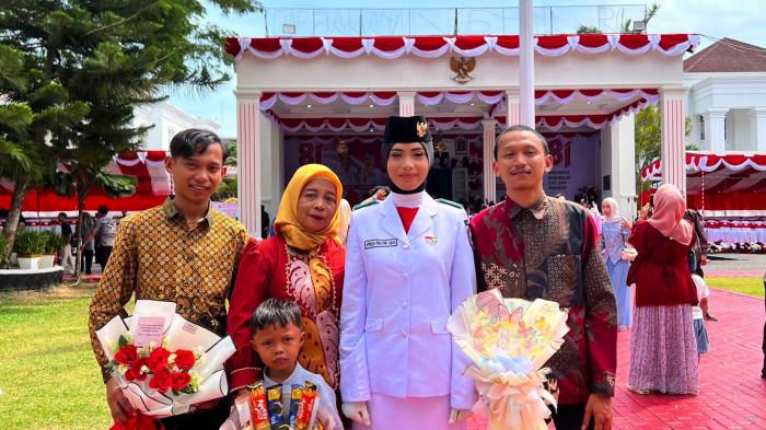 PASKIB -- Aprilia Pratiwi Abas bertugas sebagai pembawa baki pada upacara HUT Ke-81 Kemerdekaan Republik Indonesia di Gorontalo, Senin (17/8/2026). Siswi SMAN 3 Kota Gorontalo itu mengaku sempat gugup, namun berhasil menuntaskan tugasnya dengan baik.