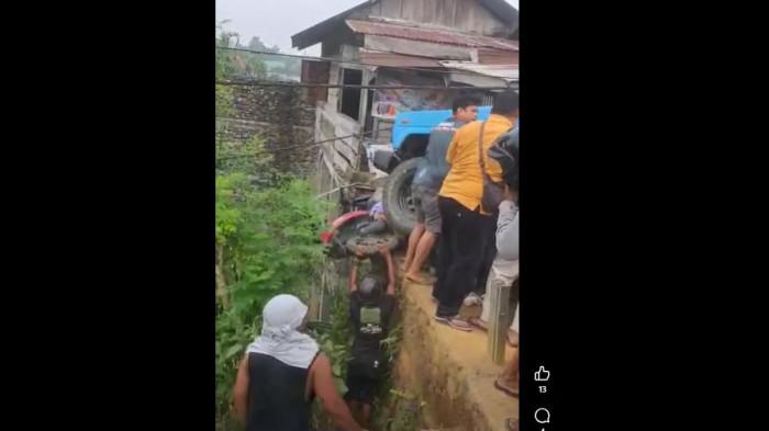 KECELAKAAN - Kecelakaan di depan Lapas Muara Bungo di Jalan Lintas Sumatera tepatnya di Kecamatan Bungo Dani, Kabupaten Bungo, Jambi pada Rabu (26/8/2026). Pengendara sepeda motor terjepit di depan mobil pikap biru.