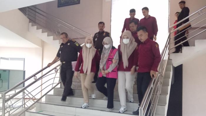 TAHAN - Kejaksaan Tinggi Jambi menetapkan tersangka baru kasus korupsi pengadaan tanah untuk pembangunan akses jalan menuju Pelabuhan Ujung Jabung pada Dinas Pekerjaan Umum dan Perumahan Rakyat (PUPR) Provinsi Jambi 2019-2023, Rabu, (26/8/2026) malam. LK langsung ditahan.
