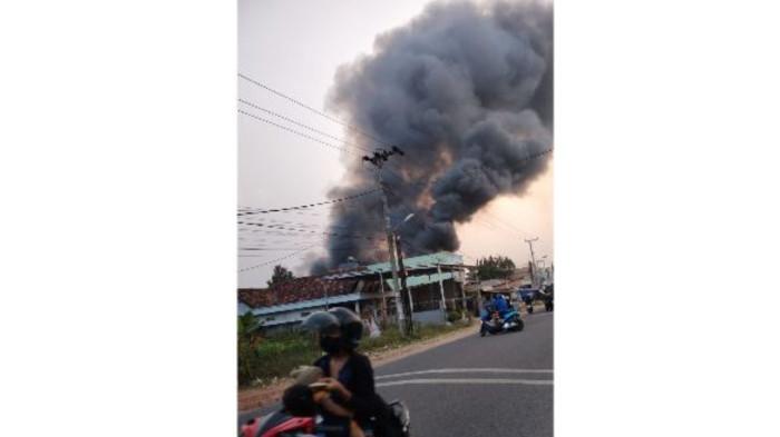 KEBAKARAN - Api melalap sebuah gudang kopra di Lorong Anggrek, Kelurahan Talang Bakung, Kota Jambi, Rabu (26/8/2026) sekitar pukul 17.30 WIB.