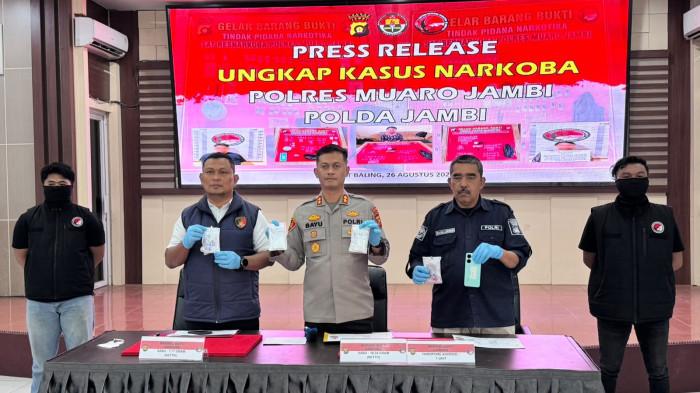 KASUS NARKOBA-Polres Muaro Jambi menangkap dua tersangka dan menyita 26,11 gram sabu-sabu dalam pengungkapan kasus narkoba di Mestong.