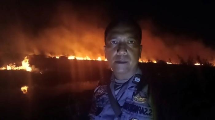 KARHUTLA - Kebakaran hutan dan lahan (karhutla) kembali terjadi di Kabupaten Muaro Jambi. Lahan semak belukar seluas sekitar 10 hektare di RT 06, Dusun Pulo Tigo, Desa Seponjen, Kecamatan Kumpeh, terbakar pada Selasa (25/8/2026) malam.
