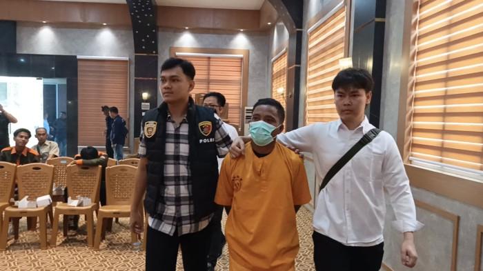 DIGIRING - Tersangka AS digiring petugas setelah menjalani pemeriksaan terkait kasus tewasnya Andre dalam duel menggunakan parang di Desa Mekar Jaya, Kecamatan Jirak Jaya, Musi Banyuasin (Muba), Selasa (25/8/2026).