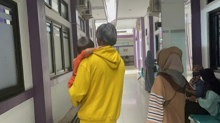 DIGENDONG - Aef Heryadi bocah warga Dusun Mekarjaya, RT 04/RW 02, Desa Kaso, Kecamatan Tambaksari, Tasikmalaya, Jawa Barat mengalami gizi buruk. Aef digendong ayahnya saat akan melakukan rontgen di RSUD Ciamis, Rabu 26 Agustus 2026.