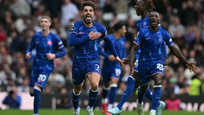 Gelandang Chelsea asal Portugal #07, Pedro Neto, merayakan gol kedua mereka dalam pertandingan Liga Primer Inggris antara Fulham dan Chelsea di Craven Cottage di London pada tanggal 20 April 2025. (Glyn KIRK/AFP)