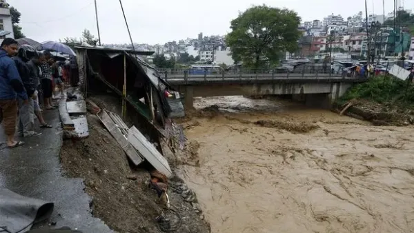 Sejumlah infrastruktur di Kathmandu, Nepal, mengalami kerusakan akibat diterjang banjir besar. Salah satunya adalah jembatan yang melintang di atas Sungai Bagmati.