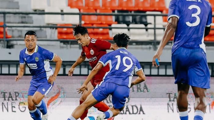 HADANG - Aksi pemain Persib, Nazriel Alfaro saat menghadang pemain Persija di semifinal Piala Presiden 2026 di Stadion Kapten I Wayan Dipta, Gianyar, Bali, Selasa 4 Agustus 2026.