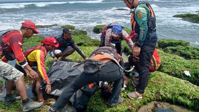 EVAKUASI JENAZAH - Tim SAR Gabungan mengevakuasi jenazah Murdani Siahaan (18), warga Aceh Tenggara, Kota Cane, Aceh Tenggara  yang tenggelam di Pantai Karang Papak Santolo, Kabupaten Garut, Rabu (26/8/2026).