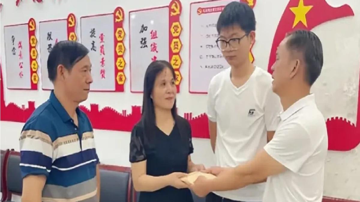 Serah terima hadiah bantuan dari manajer umum Industri Beras Jintai yang berbasis di Hunan, Gong Shengli, sebesar 20.000 yuan .