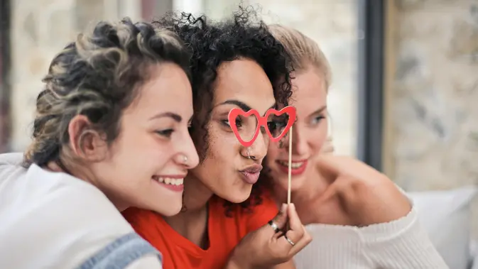 Ilustrasi persahabatan wanita (Sumber: Pexels.com/Adrienn)