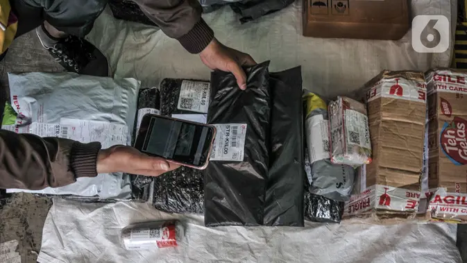 Pekerja menyortir paket sesuai domisili di perusahaan jasa ekspedisi online, Jakarta. (merdeka.com/Iqbal S. Nugroho)
