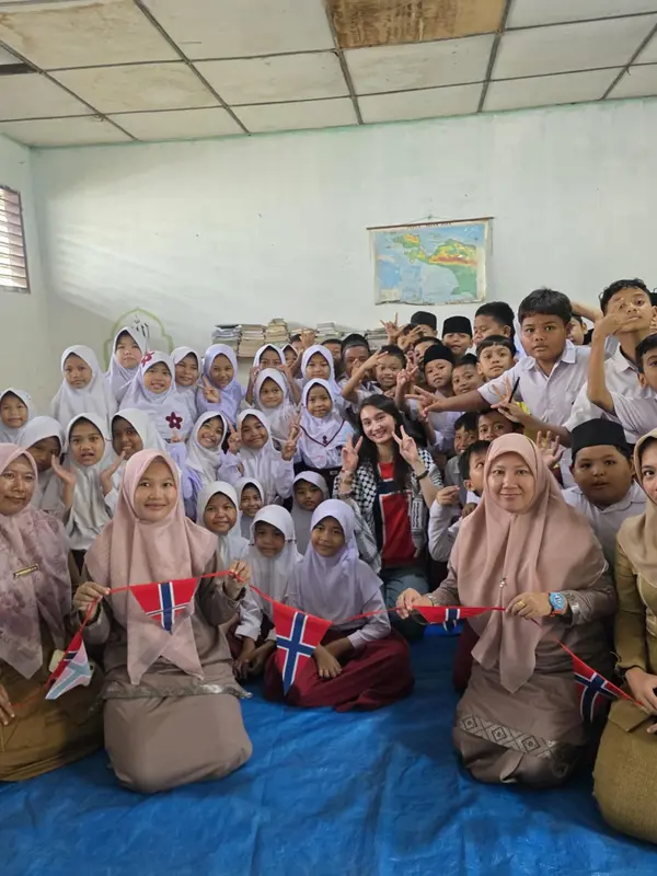 Ayu Zhafira berpose bersama para guru dan murid (instagram.com/ayuzak03)