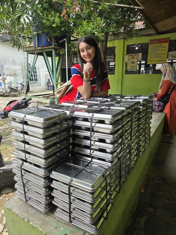 Ayu Zhafira juga bantu bagikan MBG ke siswa (instagram.com/ayuzak03)