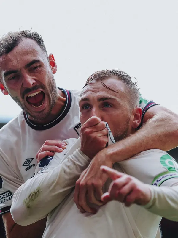 Pemain West Ham, Jarrod Bowen, mencium logo klub selepas mencetak gol ke gawang Nottingham Forest pada pekan 3 Liga Inggris 2025/2026 di City Ground. (Bola.com/Dok. West Ham)