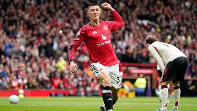 Seleberasi gol Benjamin Sesko usai mencetak gol kedua Manchester United saat melawan Liverpool di Stadion Old Trafford, Minggu (3/5/2026) malam WIB. (AP Photo/Dave Thompson)